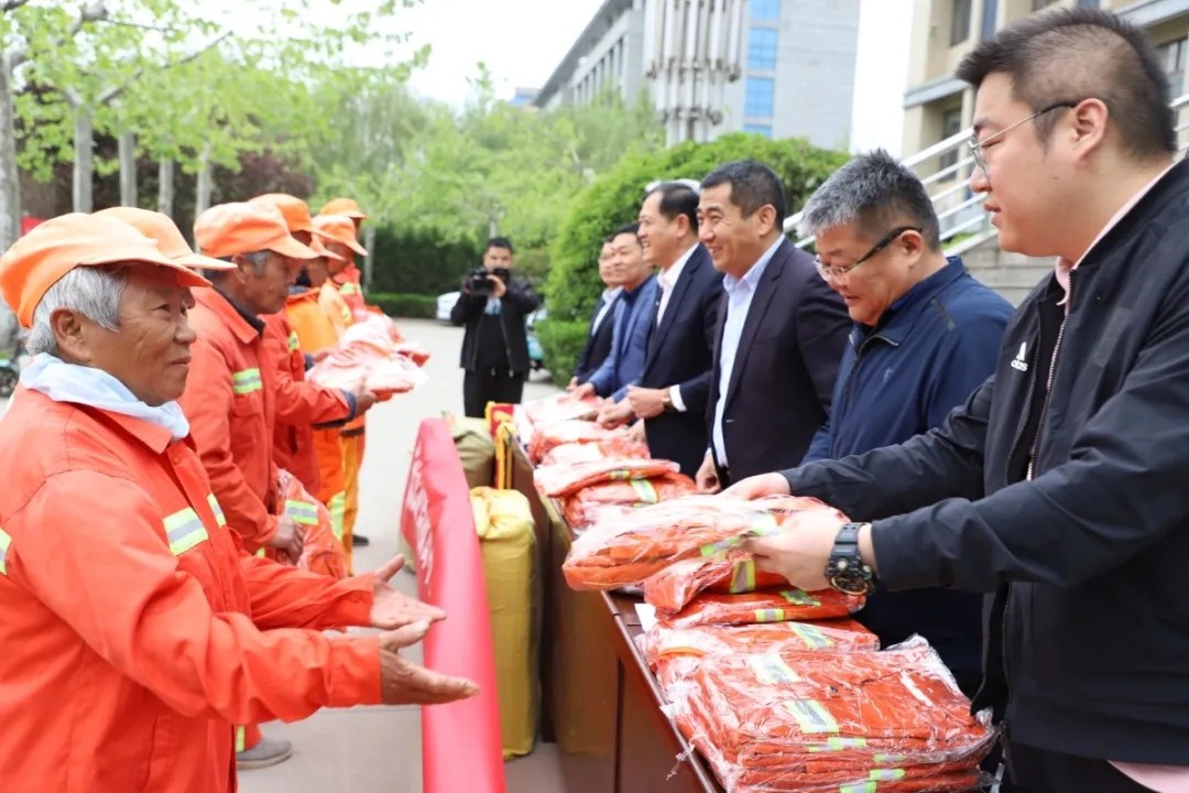 爱心传递 温情捐赠—长田实业向环卫工人捐赠环卫服装1200余套
