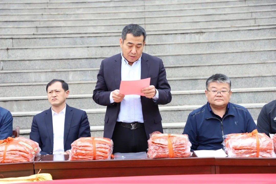 爱心传递 温情捐赠—长田实业向环卫工人捐赠环卫服装1200余套