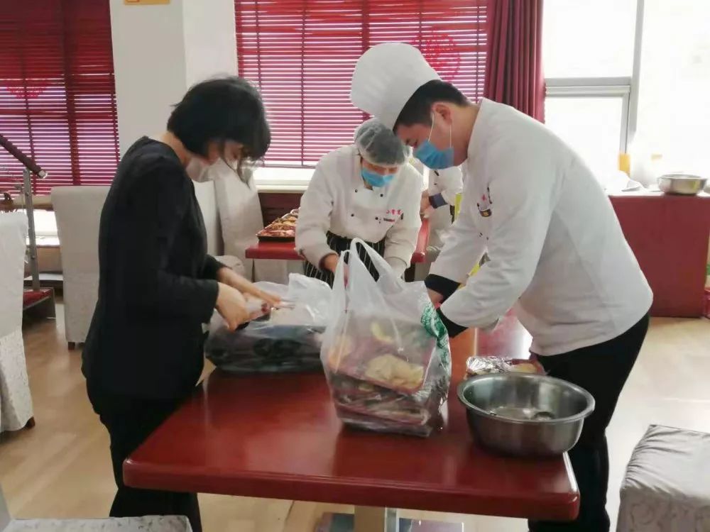 暖心!长田实业为坚守一线的疾控中心医护人员送去爱心餐