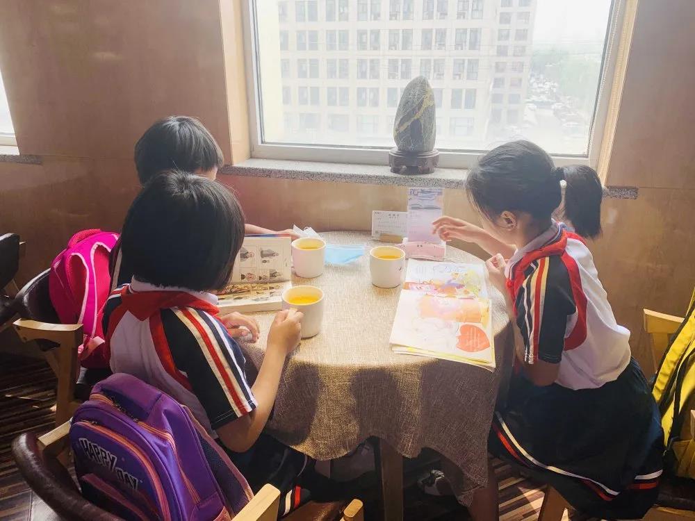 大手牵小手 温情暖童心 —华百广场携手区妇联、肯德基开展六一儿童节献爱心活动