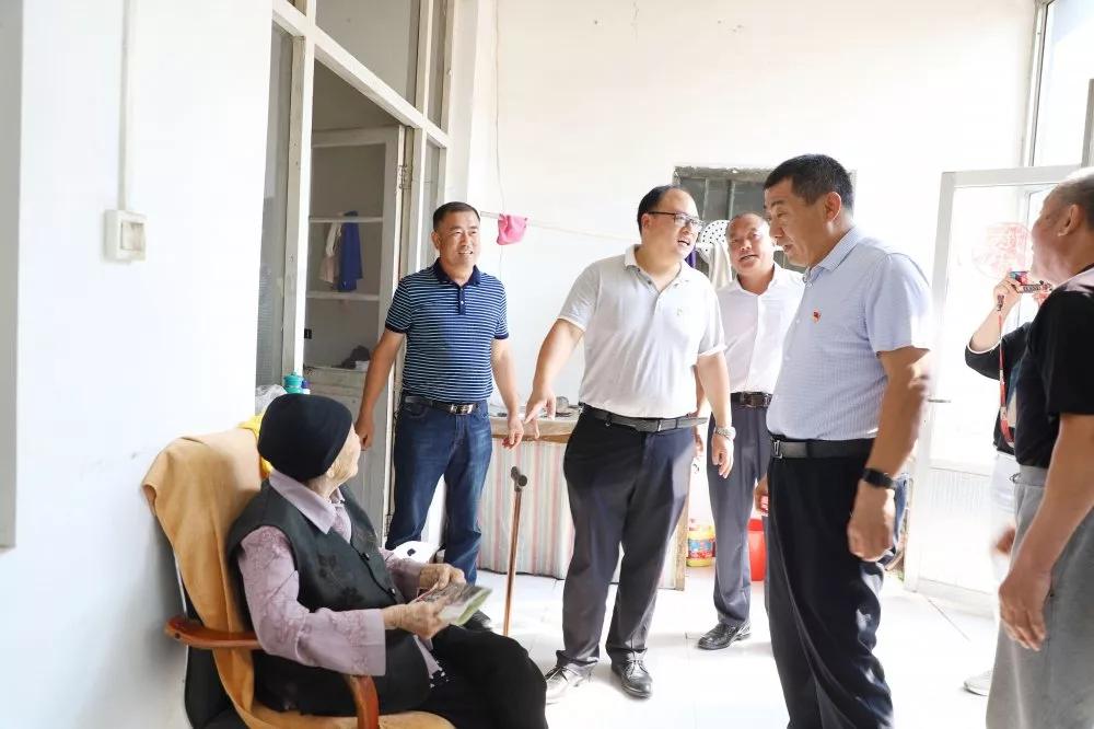 长田实业党支部书记张勇为老党员佩戴党徽 为老人送去祝福