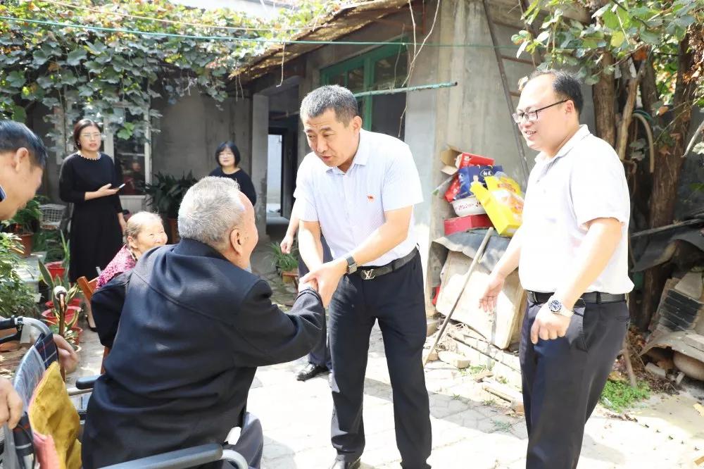 长田实业党支部书记张勇为老党员佩戴党徽 为老人送去祝福