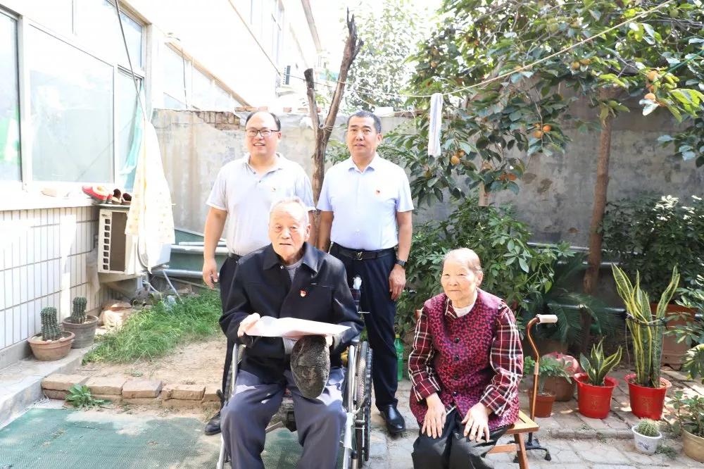 长田实业党支部书记张勇为老党员佩戴党徽 为老人送去祝福