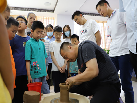 龙格黑陶走进社区