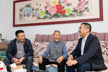 岁月含香 爱在重阳——济阳区民政局携手长田实业走访慰问高龄老人